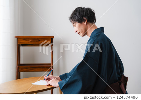 安靜的時刻-穿著日本傳統服裝的男人寫信 124374490