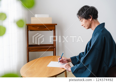 安靜的時刻-穿著日本傳統服裝的男人寫信 124374492