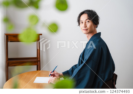 安靜的時刻-穿著日本傳統服裝的男人寫信 124374493