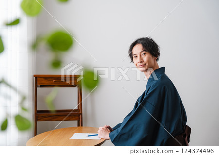 安靜的時刻-穿著日本傳統服裝的男人寫信 安靜的時刻-穿著日本傳統服裝的男人寫信 124374496