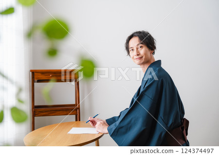 安靜的時刻-穿著日本傳統服裝的男人寫信 124374497