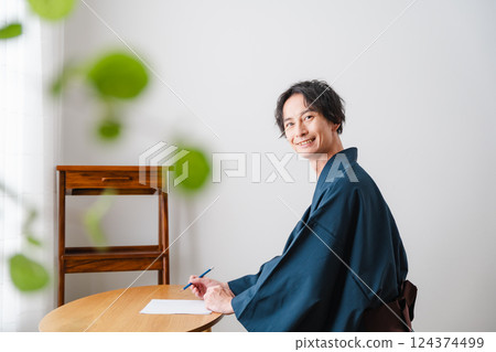 安靜的時刻-穿著日本傳統服裝的男人寫信 124374499