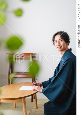 安靜的時刻-穿著日本傳統服裝的男人寫信 安靜的時刻-穿著日本傳統服裝的男人寫信 124374506