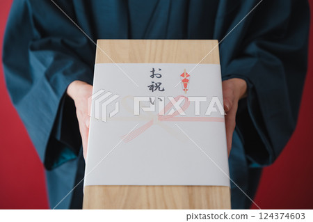 慶祝禮物--表達感激之情的男人 124374603