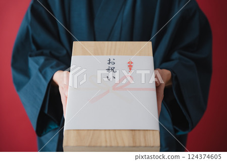 慶祝禮物--表達感激之情的男人 124374605