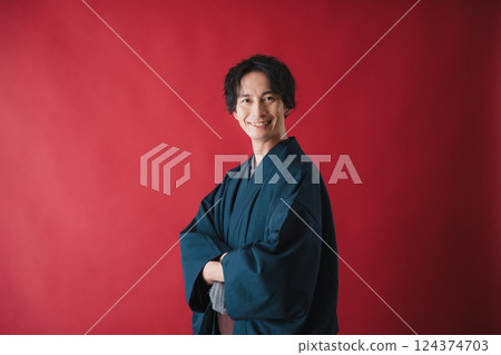 自信與微笑－身穿日本傳統服飾的美麗女性肖像 124374703