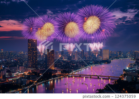 城市煙火節。煙火在夜空中綻放並倒映在河面上的場景。背景是美麗的夜景 124375059