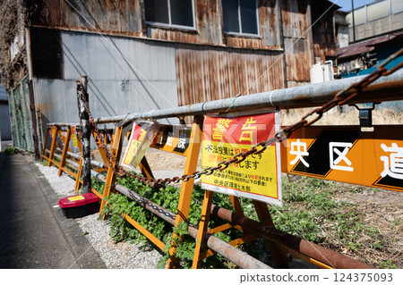 Vacant house, ruins, redevelopment 124375093