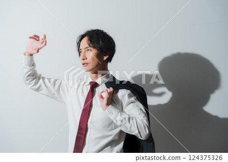 沐浴夏日陽光的商務人士 124375326