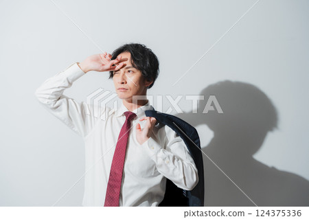 沐浴夏日陽光的商務人士 124375336