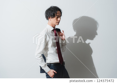 夏日陽光下—一位充滿挑戰的商務人士的時刻 夏日陽光下—一位充滿挑戰的商務人士的時刻 124375472