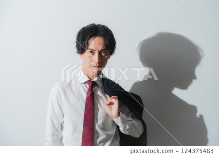夏日陽光下—一位充滿挑戰的商務人士的時刻 夏日陽光下—一位充滿挑戰的商務人士的時刻 124375483