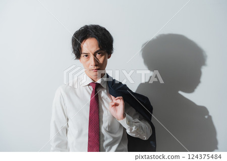 夏日陽光下—一位充滿挑戰的商務人士的時刻 夏日陽光下—一位充滿挑戰的商務人士的時刻 124375484