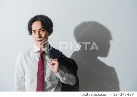 夏日陽光下—一位充滿挑戰的商務人士的時刻 124375487