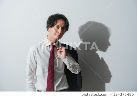 夏日陽光下—一位充滿挑戰的商務人士的時刻 夏日陽光下—一位充滿挑戰的商務人士的時刻 124375490