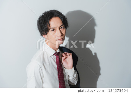 夏日陽光下—一位充滿挑戰的商務人士的時刻 夏日陽光下—一位充滿挑戰的商務人士的時刻 124375494