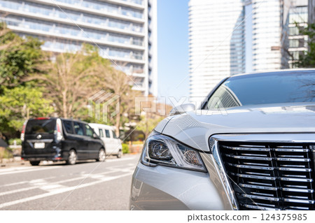 Cars parked in the city 124375985