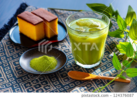 抹茶拿鐵和卡斯特拉 124376087