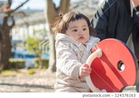 【冬季公園:1歲孩子和媽媽玩遊樂設施】 【冬季公園:1歲孩子和媽媽玩遊樂設施】 124376163