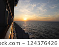 從遊輪欣賞海上日出 從遊輪欣賞海上日出 124376426