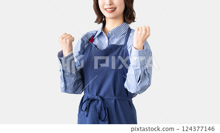 圍裙的一名婦女與膽量擺在 圍裙的一名婦女與膽量擺在 124377146