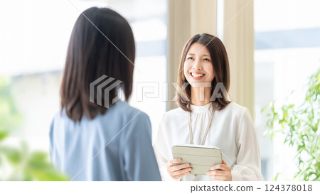 Two women/businesswomen having a meeting 124378018