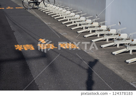 Hourly bicycle parking 124378183