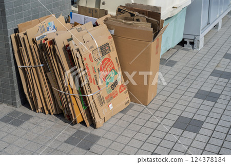 Collection of cardboard from stores 124378184