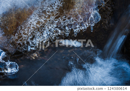Meltwater and splash ice [Nagano Prefecture] 124380614