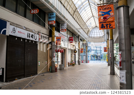 [Keikyu Kamata Asuto] Shopping street in the early morning 124381523