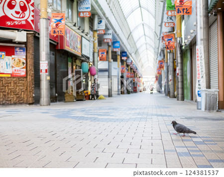 [Keikyu Kamata Asuto] Shopping street and pigeons in the early morning 124381537