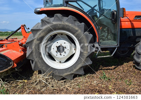 Agricultural machinery tractor 124381663