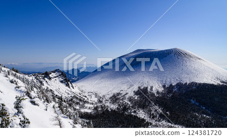 美麗的晴朗天空和白雪皚皚的淺間山(黑萬座山)的壯麗景色 美麗的晴朗天空和白雪皚皚的淺間山(黑萬座山)的壯麗景色 124381720