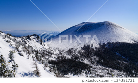 A beautiful clear sky and a snow-covered Mt. Asama (Mt. Kurobanza) 124381721