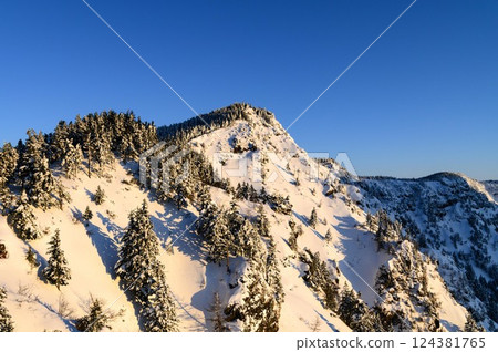 沐浴在朝霞中的黑峰山脈雪景 124381765