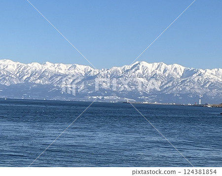 The Tateyama mountain range floating above the sea The Tateyama mountain range floating above the sea 124381854