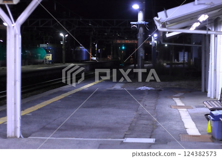 A freight train of EF64 type double-headed train (8081 train) roaring through Agematsu Station at night_Photo taken on March 1, 2025 A freight train of EF64 type double-headed train (8081 train) roaring through Agematsu Station at night_Photo taken on March 1, 2025 124382573