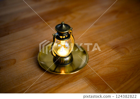 A table with a small lamp 124382822