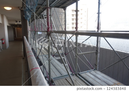 高層公寓外牆維修工程的鷹架 高層公寓外牆維修工程的鷹架 124383848