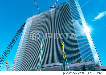 High-rise buildings under construction and sunlight reflections Takanawa Gateway area 2025.03 a-4 Light color High-rise buildings under construction and sunlight reflections Takanawa Gateway area 2025.03 a-4 Light color 124383920