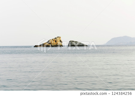 [松崎町、富士箱根伊豆國立公園、雲見溫泉、雲見海岸「牛月岩」] 124384256