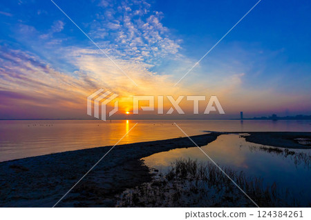 琵琶湖的朝日 124384261