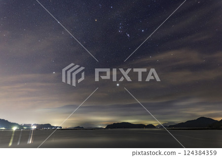 瀨戶內初秋的星空:雲層中冉冉升起的獵戶座 瀨戶內初秋的星空:雲層中冉冉升起的獵戶座 124384359