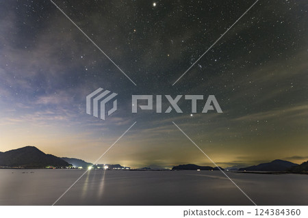 瀨戶內初秋的星空:雲層中冉冉升起的獵戶座 瀨戶內初秋的星空:雲層中冉冉升起的獵戶座 124384360