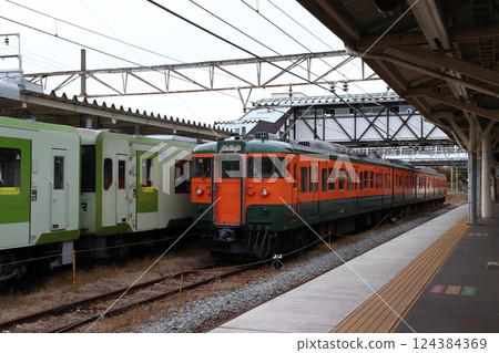 信濃鐵道115系列車(湘南彩色列車:輕井澤⇔長野) 信濃鐵道115系列車(湘南彩色列車:輕井澤⇔長野) 124384369