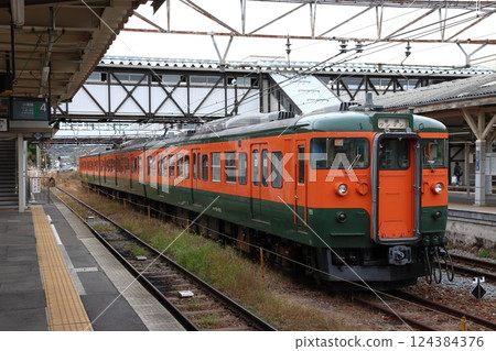 信濃鐵道115系列車（湘南彩色列車：輕井澤⇔長野） 124384376