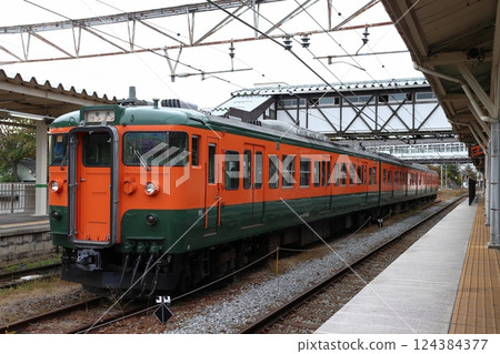 Shinano Railway 115 series train (Shonan color train: Karuizawa⇔Nagano) 124384377