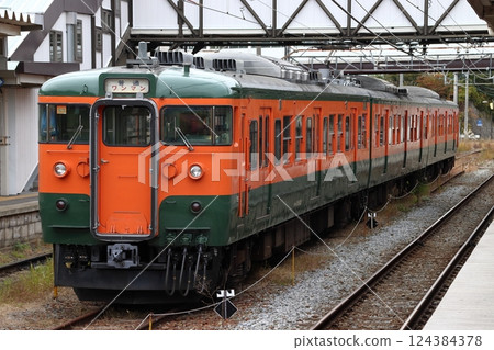 Shinano Railway 115 series train (Shonan color train: Karuizawa⇔Nagano) Shinano Railway 115 series train (Shonan color train: Karuizawa⇔Nagano) 124384378