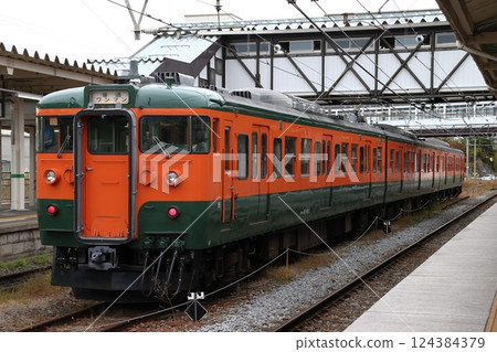 信濃鐵道115系列車(湘南彩色列車:輕井澤⇔長野) 信濃鐵道115系列車(湘南彩色列車:輕井澤⇔長野) 124384379