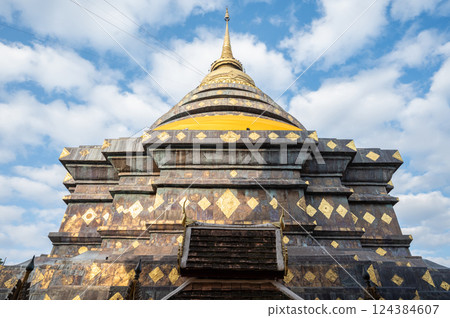 An iconic pagoda enshrine Buddha relics located in Wat Phra That Lampang Luang temple in Lampang province of Thailand. 124384607